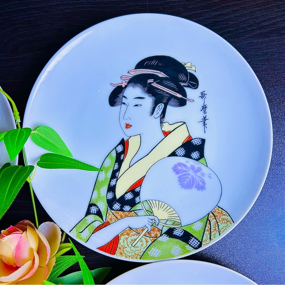Japanese Geisha Wall Plates Set of 4, Vintage Asian Porcelain Art Collectible - Picture 9 of 11